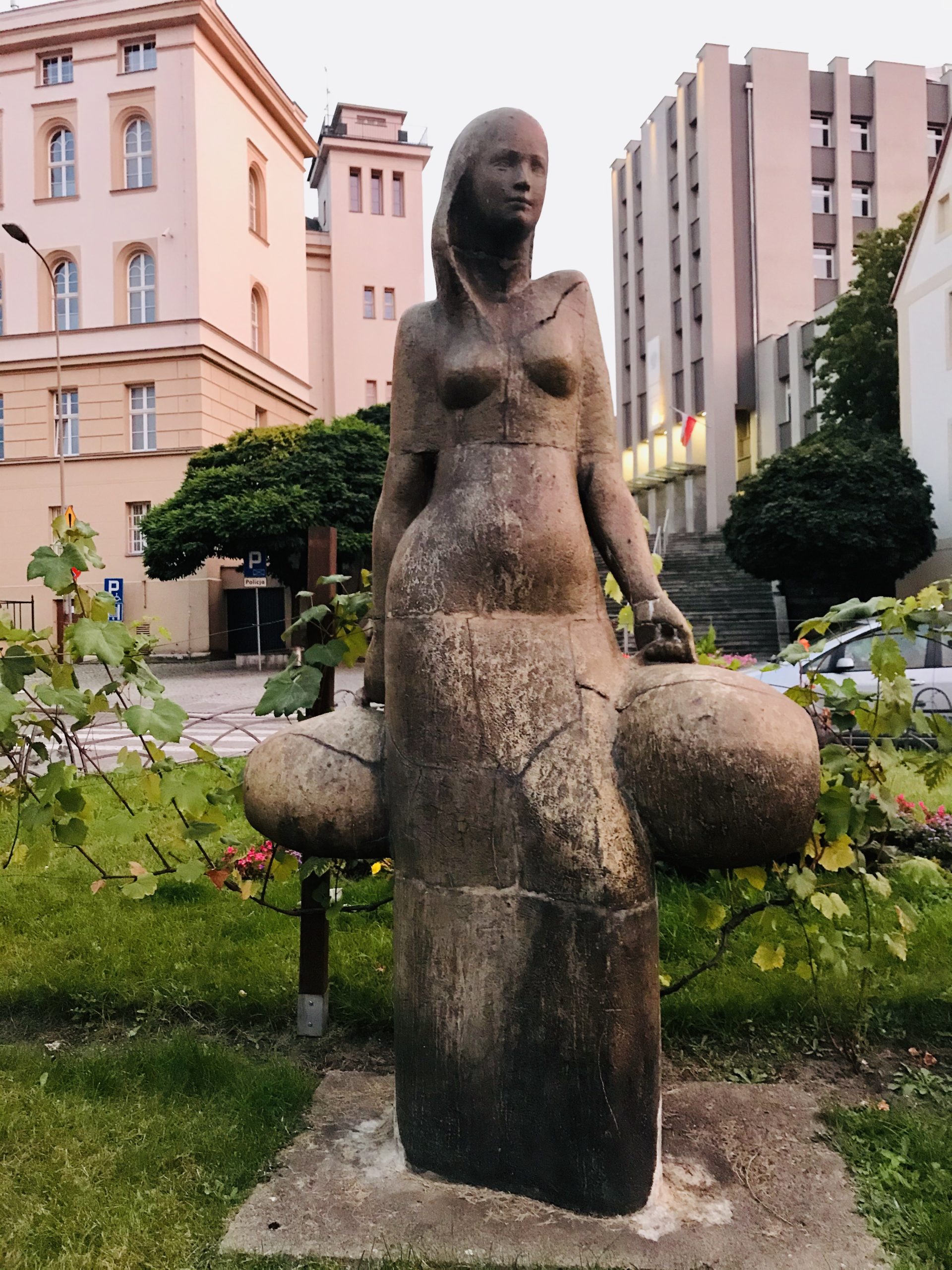 Rzeźba Winiarka Halina Kozłowska-Bodek